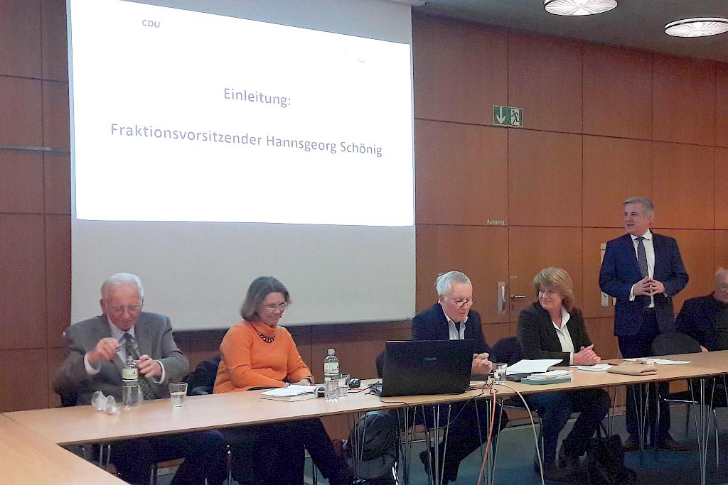 Podium mit (v.l.n.r.) G. Hübel (Kreisvorsitzender SenU), CDU-Stadtratsmitglieder Claudia Siebner und Dr. Gerd Eckhardt, S. Flegel (CDU-Kreisvors. Hansgeorg Schönig (CDU-Fraktionsvors.)